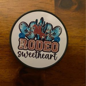 I am selling this horse pop socket for 5$ and fit on any phone